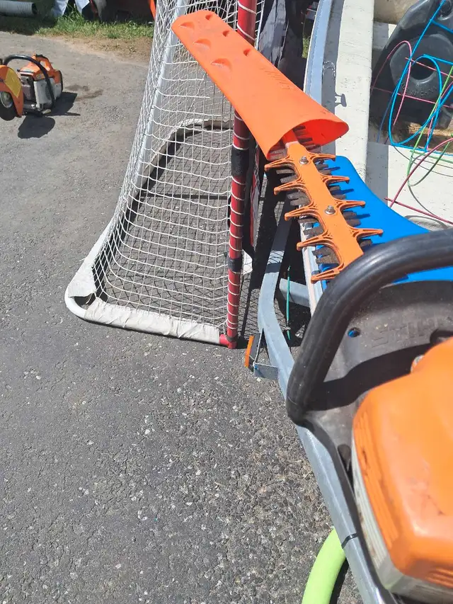 STIHL HS 82R GAS TRIMMER in Lawnmowers & Leaf Blowers in Belleville - Image 2