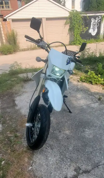 Looking to sell my 2022 Suzuki Drz 400sm in white. Reason I'm selling it is that i'm moving and that...