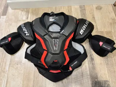 Euc Bauer JR 3xpro shoulder pads Medium Approx suggested height 4’ 10”- 5’5” Chest 28”-32”