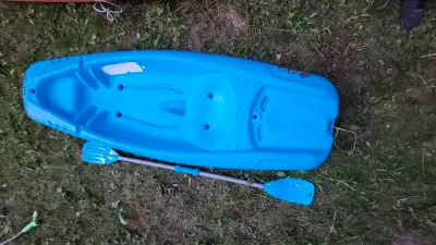Its a pelican kayak. Its 6 ft long, is an amzaing kayak and has no damages or holes at all. Please t...