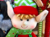 Mignon petit Elfe de Noël en peluche!
