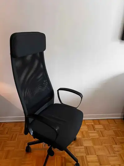 Chaise de bureau Ikea noire, nombreux réglages et confortable. Modèle Markus.