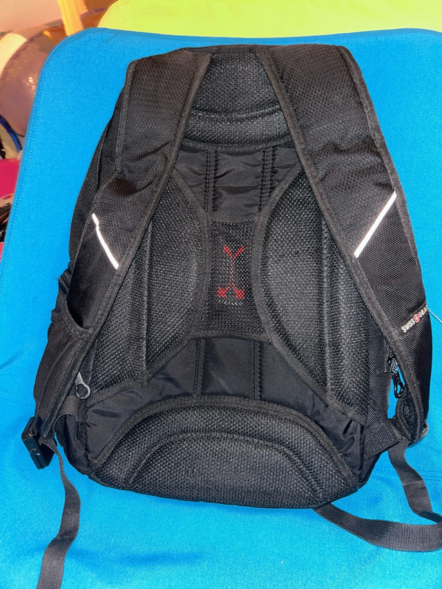 Swiss Gear Black Backpack in Bags & Luggage in City of Toronto - Image 2