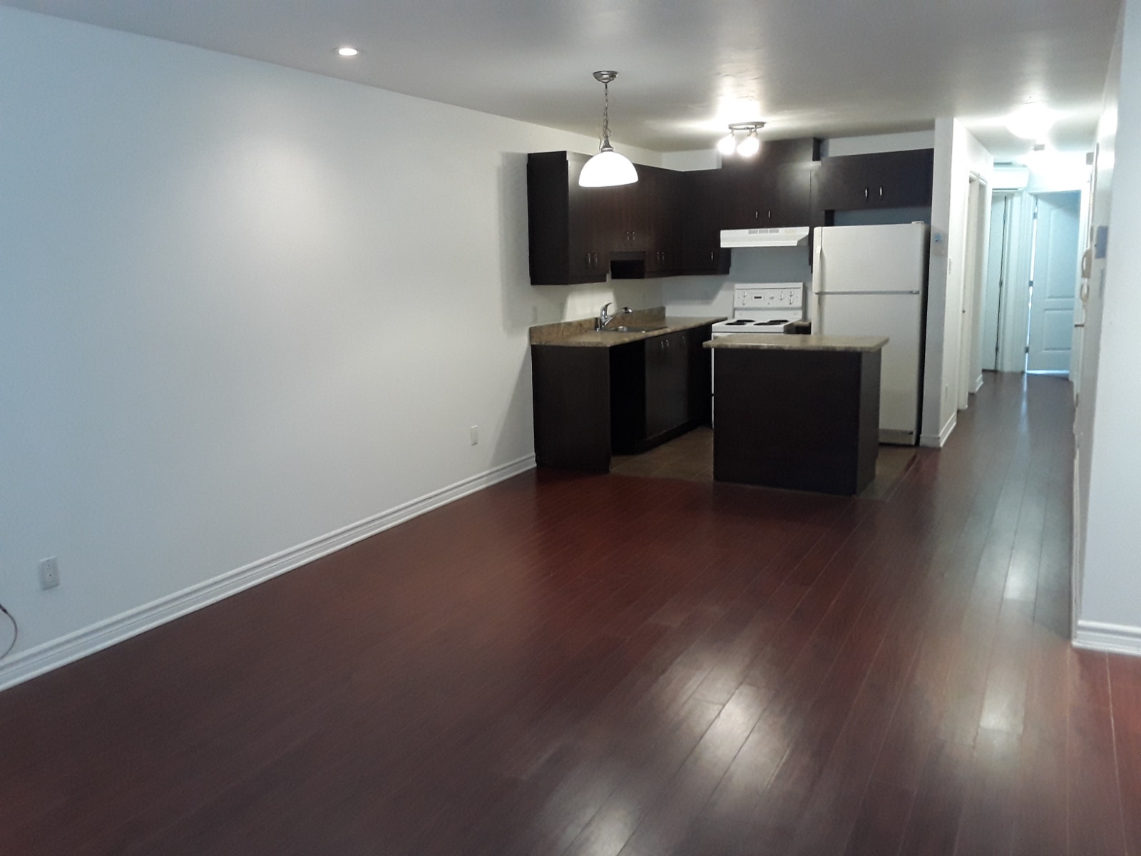 Superbe Condo 4 ½ Insonorisé – Ville-Marie Metro Frontenac — photo 3