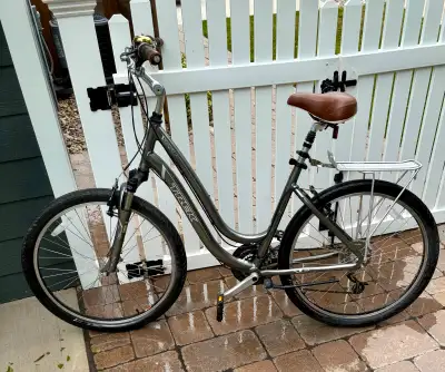 19 inch, Trek Navigator 2.0 in fair condition. Rides well.