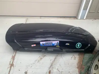 This pre-owned Thule cargo box is perfect for expanding your vehicle's storage capacity for road tri...