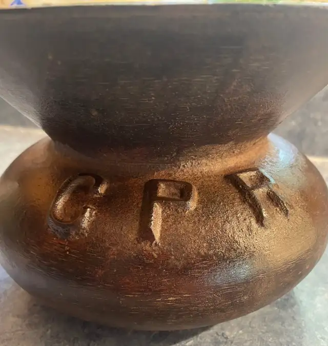 ANTIQUITÉ Crachoir en fonte du CN in Arts & Collectibles in Longueuil / South Shore - Image 3