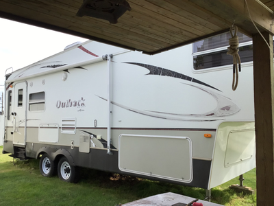 2009 Outback Fifth-Wheel Model FRLS Exterior length - 30’8” Exterior width - 8’ Exterior height - 12...