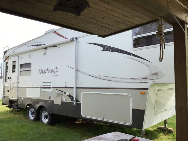 2009 OUTBACK FIFTH WHEEL in Travel Trailers & Campers in Delta/Surrey/Langley - Image 2