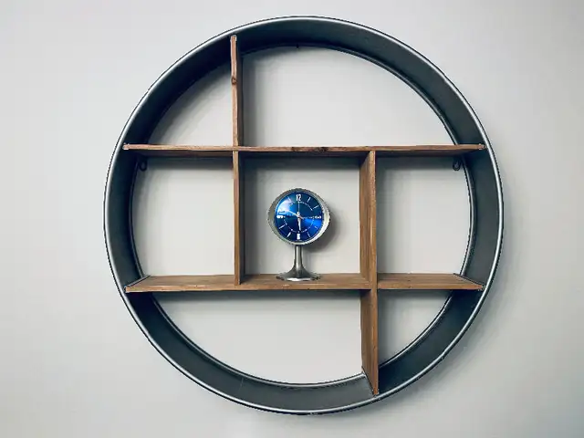 Rustic Circular wall shelf - Metal & Wood in Home Décor & Accents in Markham / York Region - Image 2