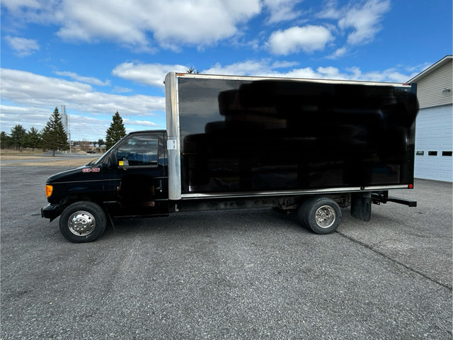 2003 ford E450 cube van  in Cars & Trucks in Ottawa - Image 2