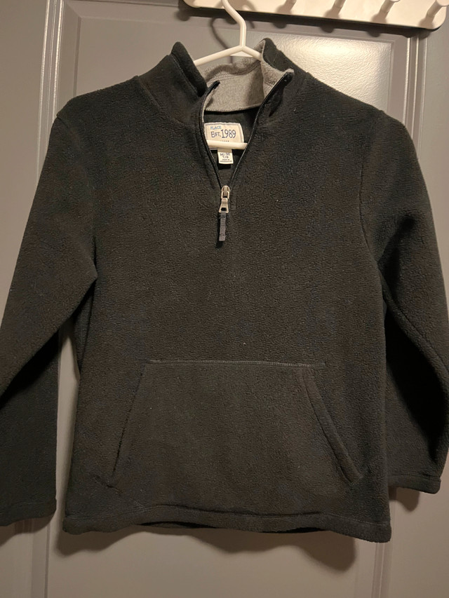 Boys black fleece pull over sweater - 7/8 in Kids & Youth in Calgary