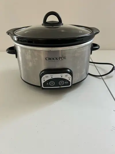 Mid-size crockpot. $20 or best offer.