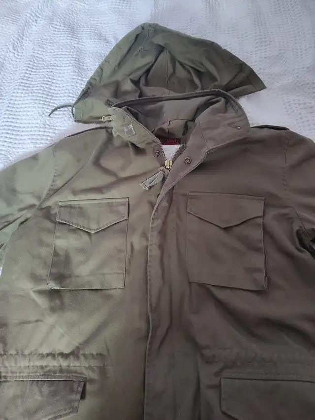 MEN'S MILITARY STYLE LINED COAT. SIZE LARGE- 46 INCHES. EX. in Men's in Cole Harbour - Image 4