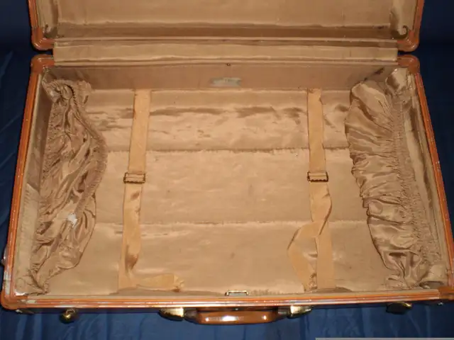 Vintage Leather, Rolling Luggage from Stratford, ON in Other in City of Toronto - Image 10