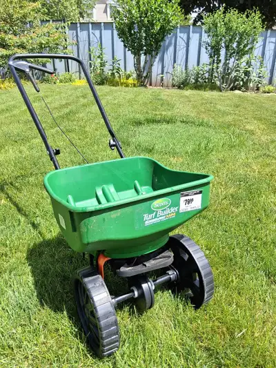 Scott's Turf Builder Edgeguard Mini Spreader Rarely used, Like new East Hamilton