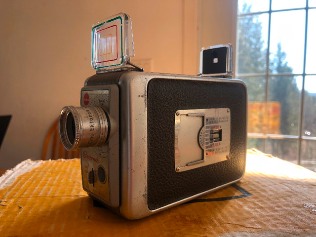 Vintage 8mm film camera & movie projector in Cameras & Camcorders in Quesnel - Image 2