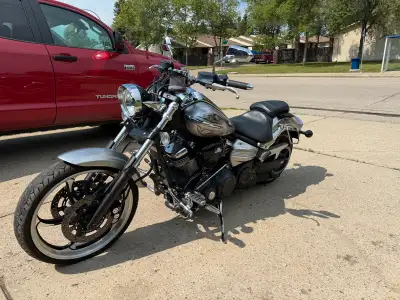 Great cruiser bike. Also comes with a detachable wind screen.