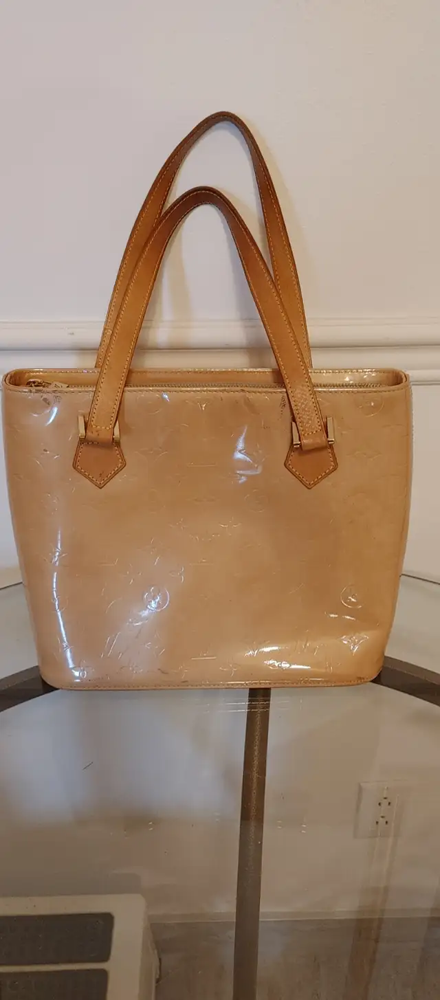LOUIS VUITTON Sac à main "LV' / Beige patent leather tote in Women's - Bags & Wallets in City of Montréal - Image 2