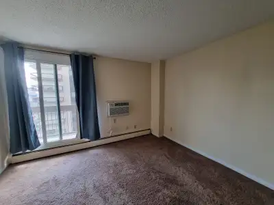 Lookin for Roomate