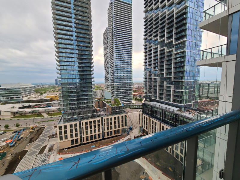 LUXURY ROOM FOR RENT IN NEW CONDO ,near York University Room Rentals