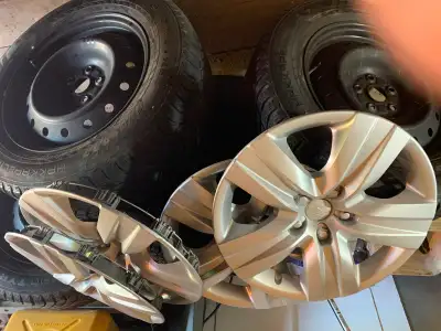Je vends un ensemble de 4 pneus d'hiver Nokian Hakkapeliitta de taille 225/65R17, montés sur des jan...