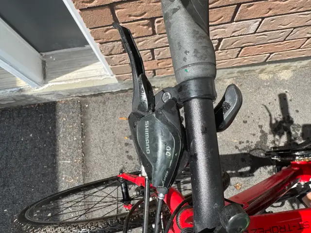 Devinci St-Tropez Hybrid Bicycle in Road in Ottawa - Image 8