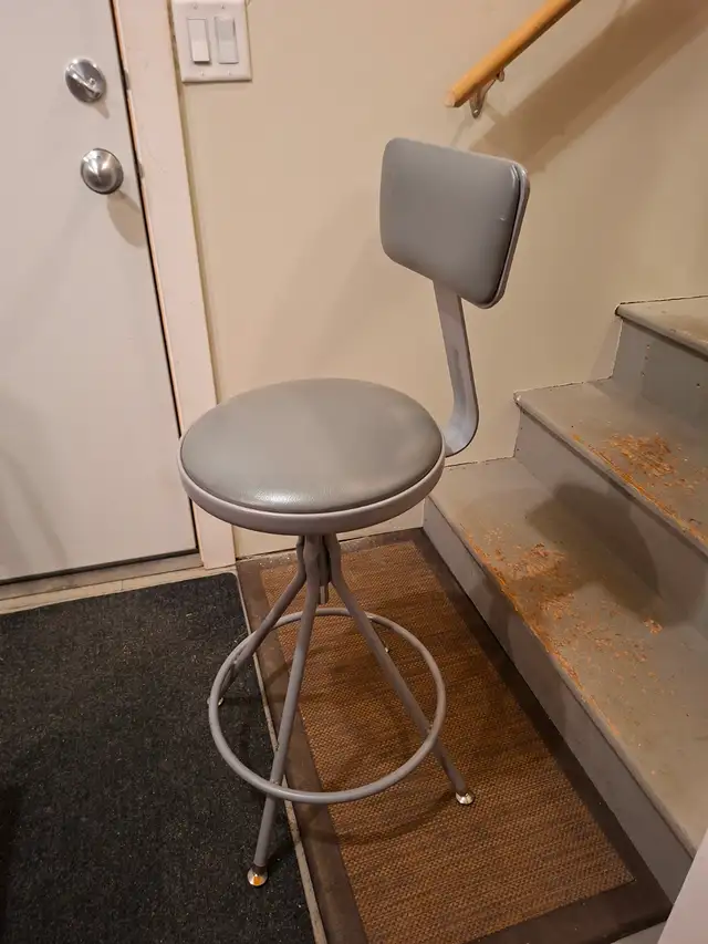 Work bench stool436980222558228480