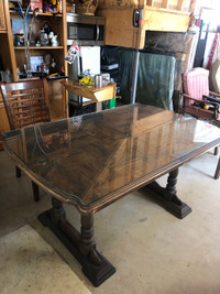 Oak dining room table with leaf and 3 chairs                  