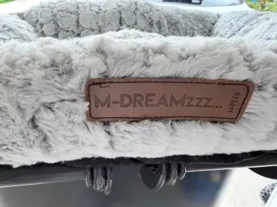 We a nice clean dog bed n a doggy bag for sale!! The bed is M- Dreamzzz brand and the bag is Baglher...