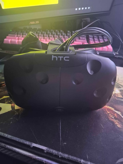 comes with headset face padding and link box no base stations/ controllers