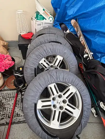 Je vends cet ensemble de quatre roues avec pneus General 235/60 R18, conçu pour un Honda Odyssey Tou...