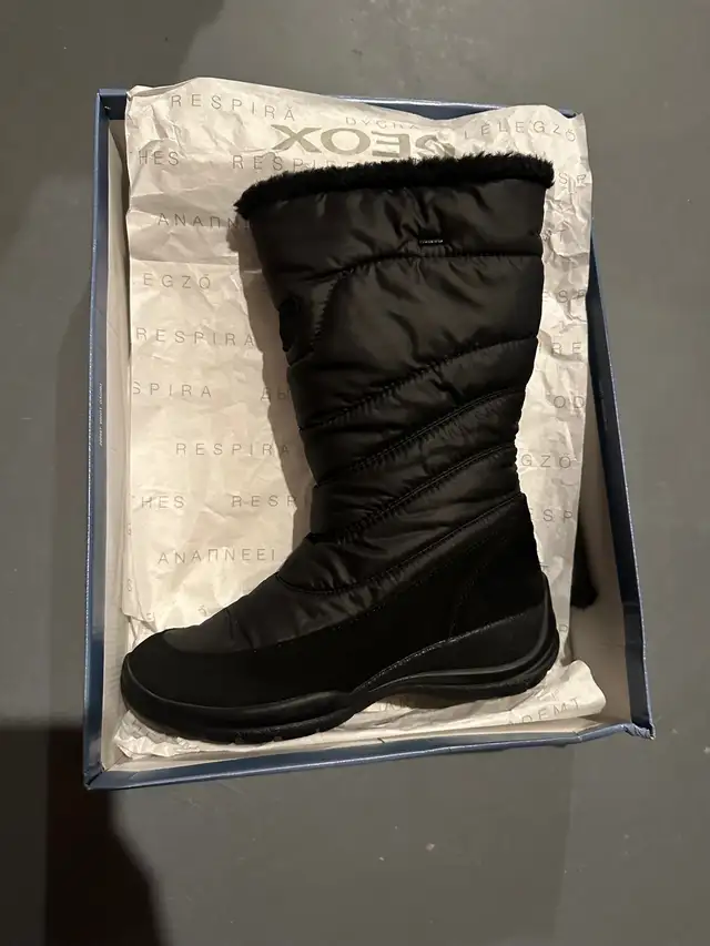 Geox women winter boots in Women's - Shoes in Edmonton - Image 2