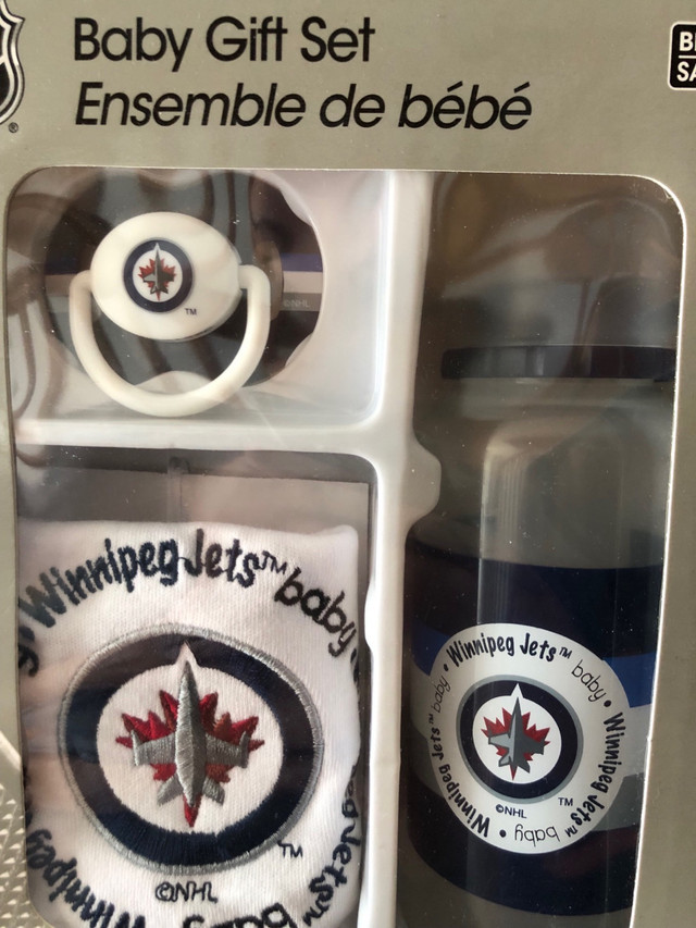 Ensemble pour Bébé LNH jets de Winnipeg suce bavette et biberon  in Other in La Ronge - Image 4