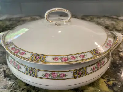 This lovely round covered vegetable / casserole dish is just what you need to add some class to the...