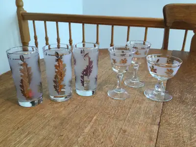 Coupes à vin, champagne, verres , givrées feuilles bordure or 22 k dans les années 1960 $ 10 chacun....