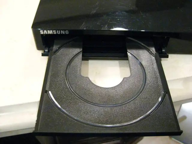 Samsung Blu-Ray Player & Remote Control #BD-E5400 With Wi-Fi in General Electronics in Kitchener / Waterloo - Image 9