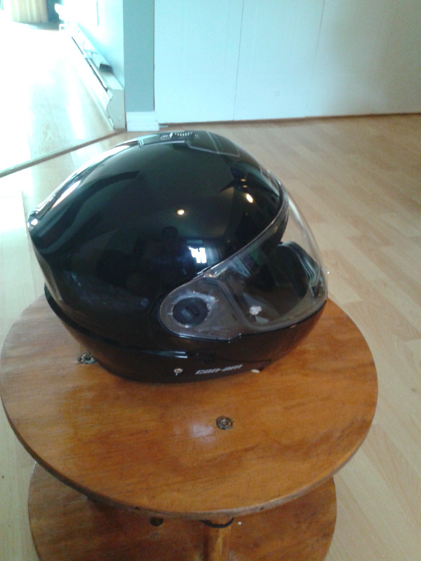 casque de moto neuf utilise 5 fois. taille petit. 149$ dans Pièces et accessoires pour motos  à Ouest de l’Île - Image 4