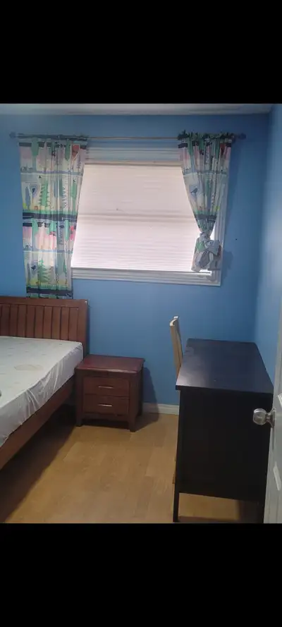 very close to Tuscany c-train station -full sized bed- 1 min walk to Tuscany c-train station and mul...