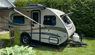 À vendre : roulotte Prolite Lounge 2021 – légère, tout équipée, très peu utilisée Optez pour la libe...