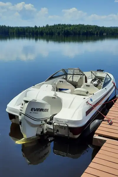 2011 LARSON 860 SF ALWAYS STORED INSIDE 18.5 FEET MOTOR - 2011 EVINRUDE ETEC 150 ELECTRIC FISH MOTOR...