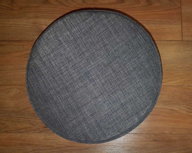 Pouf de tissu gris et pieds de bois . dans Autre  à Laval/Rive Nord - Image 4