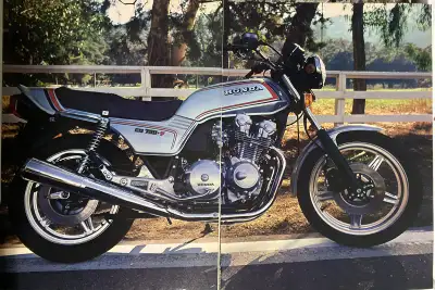 «Honda going strong. » Dimensions : 16 inches wide by 10 3/4 inches high. In excellent condition. Yo...