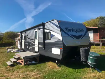 2018 Keystone Springdale 27 ft Two access doors Slide out drivers side Electric black awning Artic P...