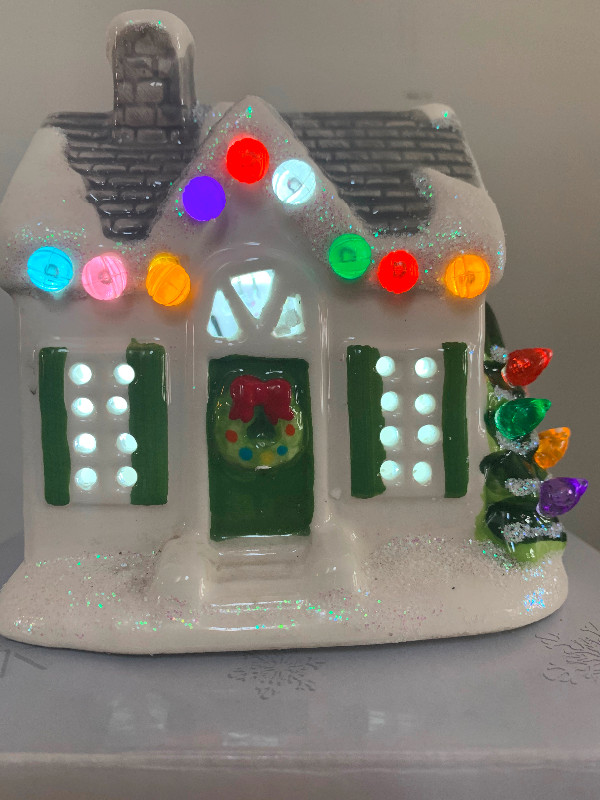 Christmas is forever led ceramic house dans Fêtes et événements  à Kitchener / Waterloo - Image 2