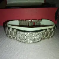 bijoux: bracelet Elvis,montre et boucle d'oreille et montre NEUF