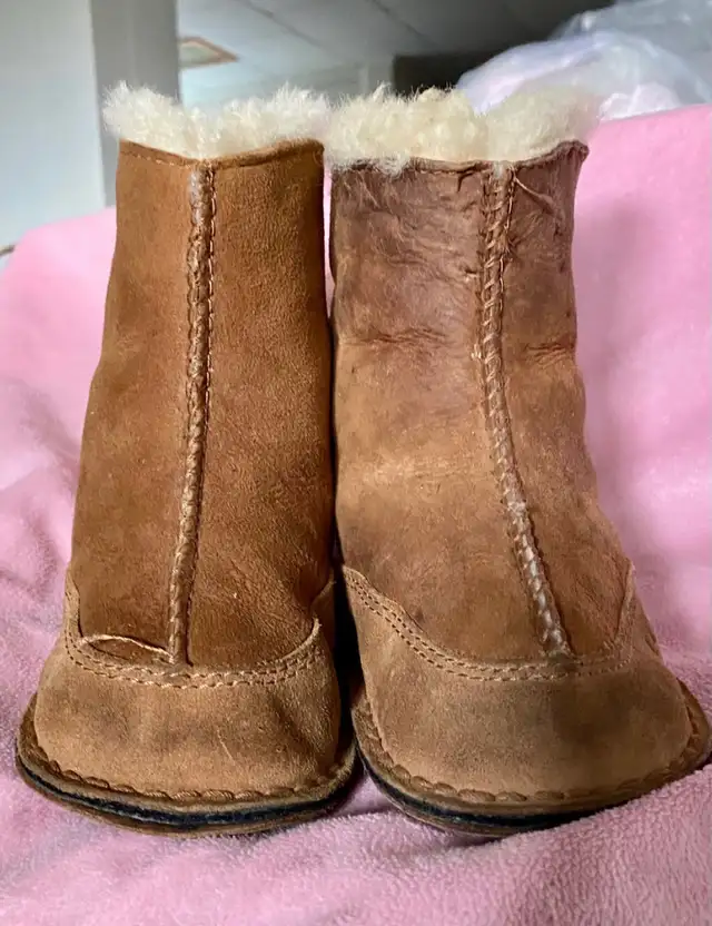 Child uggs boots in Clothing - 6-9 Months in Oshawa / Durham Region - Image 4