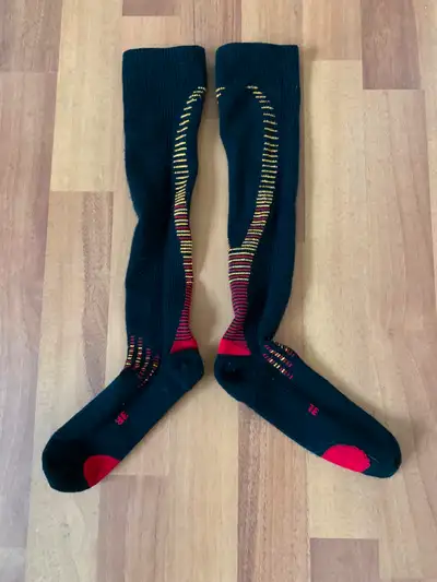 AFFICHÉ DONC DISPONIBLE & VISIBLE À LÉVIS LAUZON . EC3D CHAUSSETTES DE COMPRESSION SOCKS BHOT MERINO...