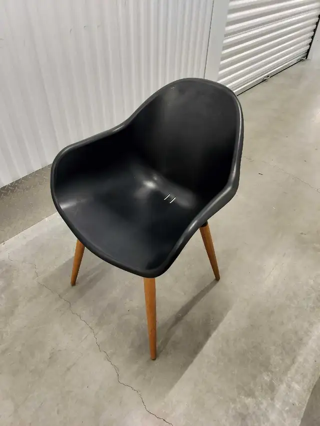 Black Armchair with Wooden Legs in Chairs & Recliners in Markham / York Region - Image 6