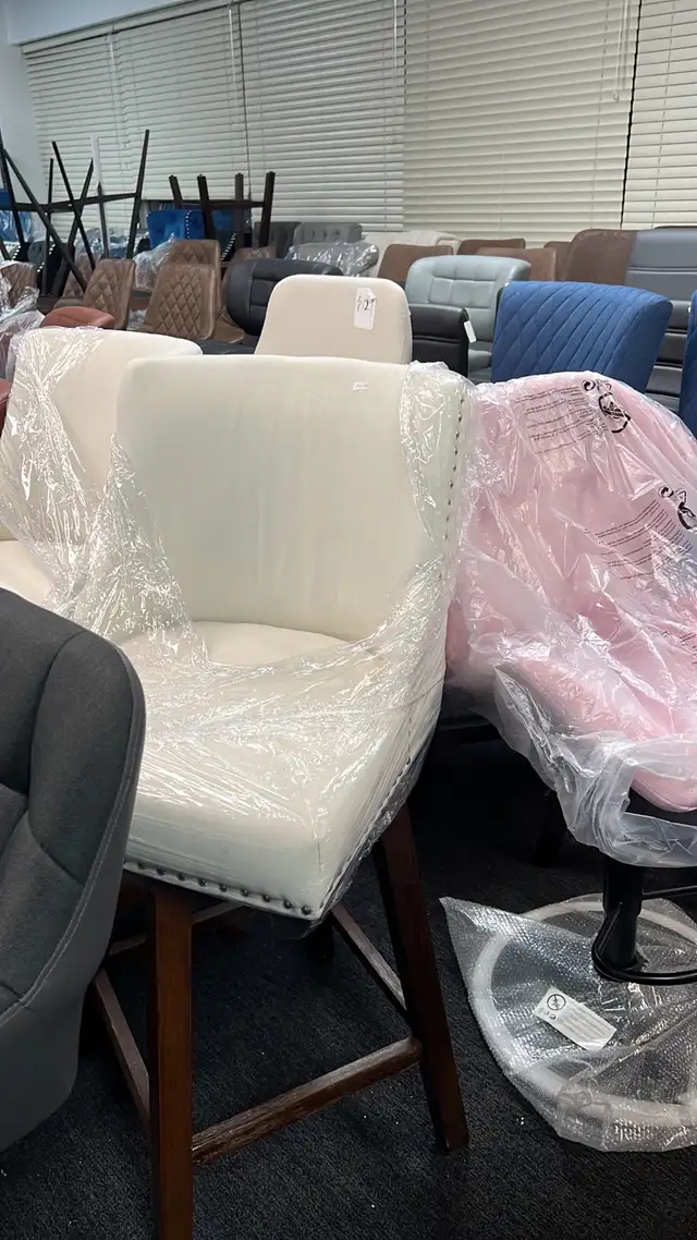 lots of bar stools in Chairs & Recliners in Markham / York Region - Image 11